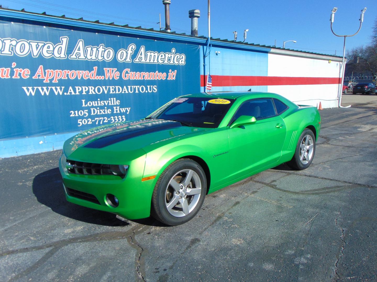 2010 Green Chevrolet Camaro (2G1FB1EV1A9) with an V6 3.6 Liter engine, Automatic, 6-Spd w/Overdrive and TAPshift transmission, located at 2105 Dixie Hwy, Louisville, KY, 40210, (502) 772-3333, 38.220932, -85.795441 - Photo#3